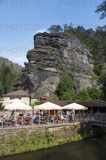 Kiosk with rock face at the entrance to the Edmungsklamm