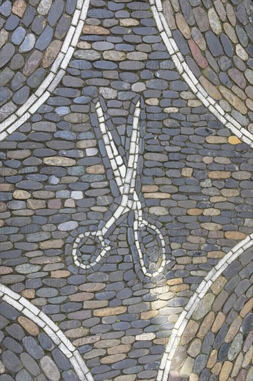 Scissors as ornament in front of a hairdresser's shop