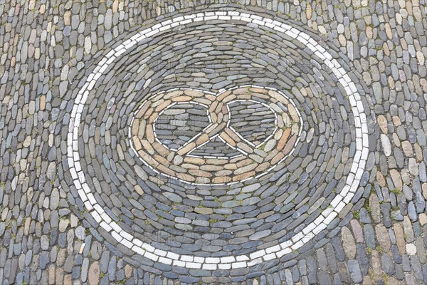 Pretzel as ornament in front of a bakery