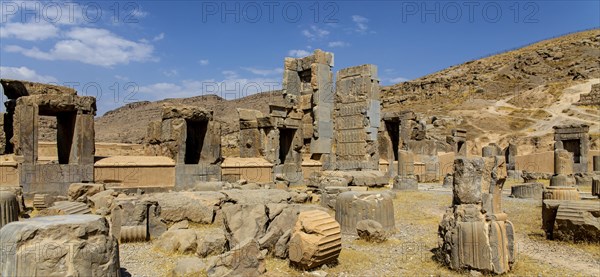 Hundred-column hall with reliefs in the door reveals