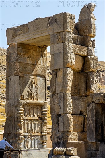 Hundred-column hall with reliefs in the door reveals