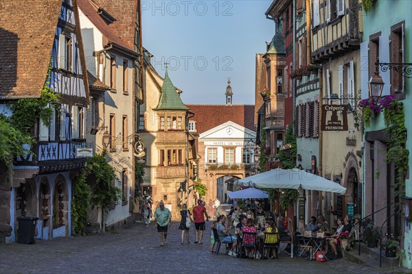 Shops and restaurants in the centre of Riquewihr