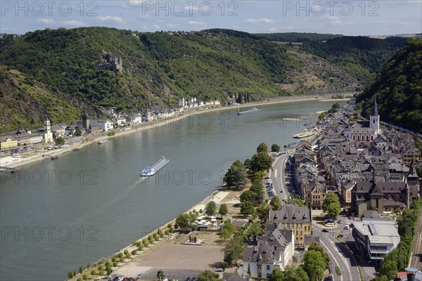 View of the sister towns of St. Goar and St. Goarshausen with Katz Castle