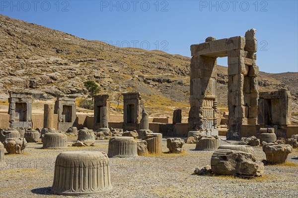 Hundred-column hall with reliefs in the door reveals