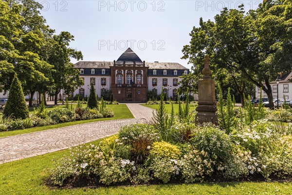 Park and the Hotel de Ville at Place Charles de Gaulle