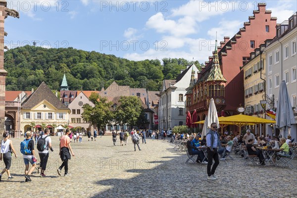 Old guard and historic department stores' on Muensterplatz