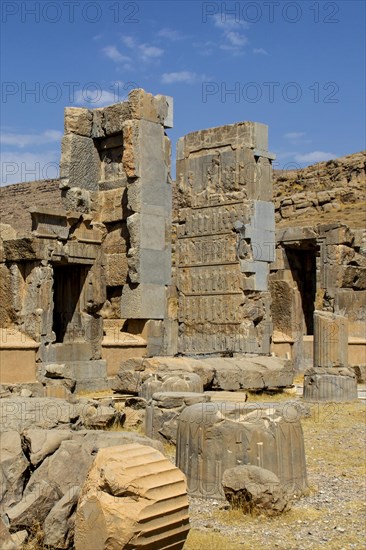 Hundred-column hall with reliefs in the door reveals