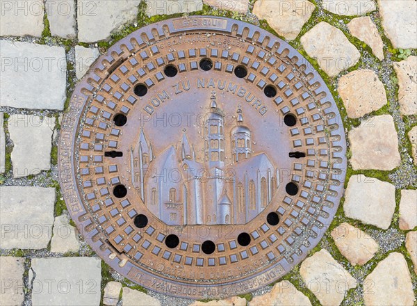 Manhole cover with picture of the cathedral