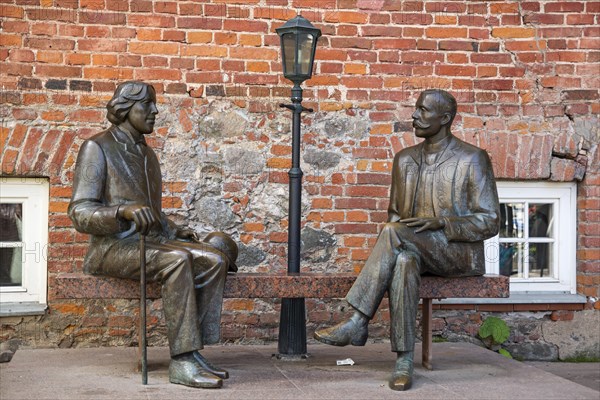 Statue of Oscar Wilde and Eduard Vilde