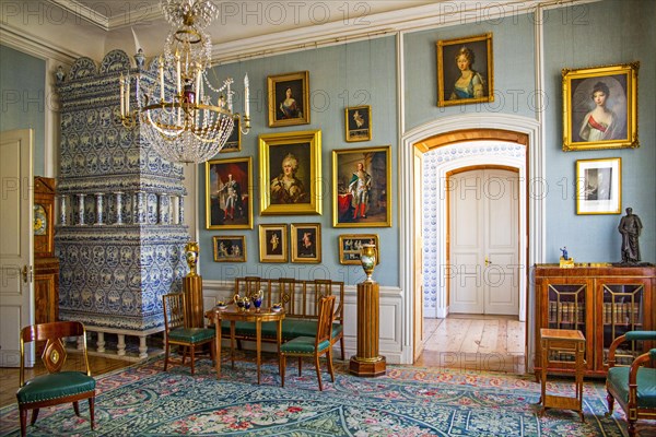 Living room with tiled stove