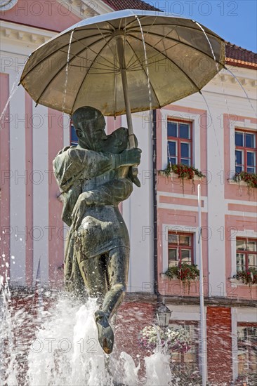 Fountain sculpture kissing students