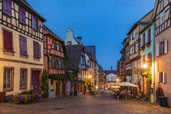 Shops and restaurants in the centre of Riquewihr