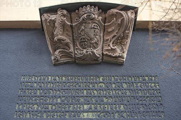 Former portal keystone from the sandstone coat of arms of the patrician families Tetzel-Volckamer