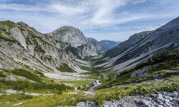 Hiking trail to Lamsenspitze