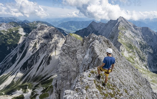 Hikers on the summit ridge of Lamsenspitze