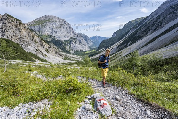 Hikers on the hiking trail to the Lamsenspitze from the Falzthurntal