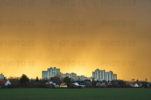 Yellow sky in front of a thunderstorm over Gropiusstadt