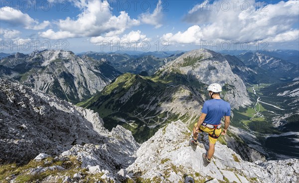 Hikers at the summit of the Lamsenspitze