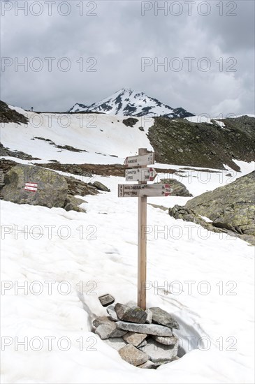 Hiking sign in the snow