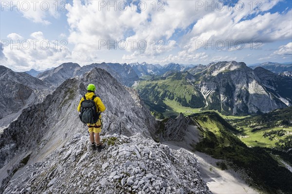 Hikers at the summit of the Lamsenspitze