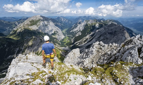 Hikers at the summit of the Lamsenspitze