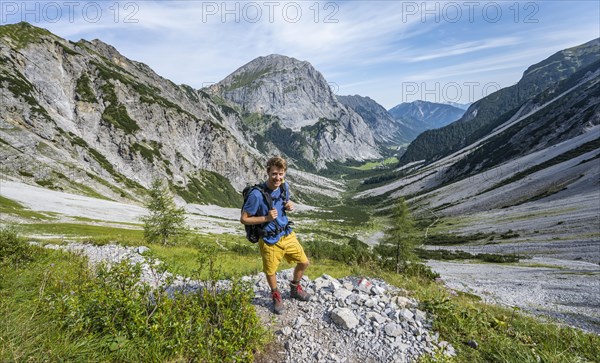 Hikers on the hiking trail to the Lamsenspitze from the Falzthurntal