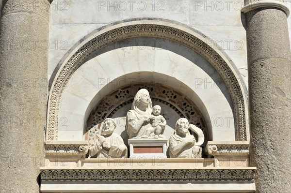 Sculptures above the entrance