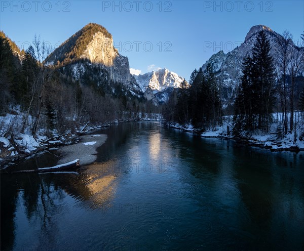 View from the Enns bridge into the winter landscape at the entrance to the Gesaeuse