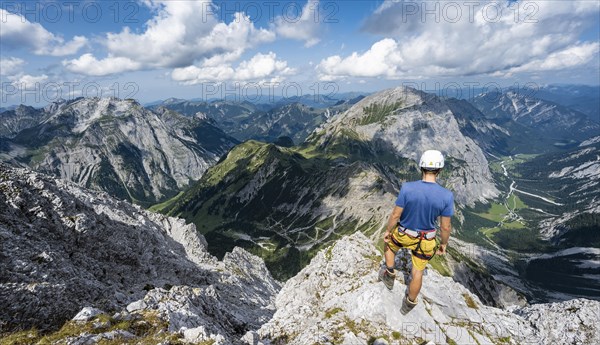 Hikers at the summit of the Lamsenspitze