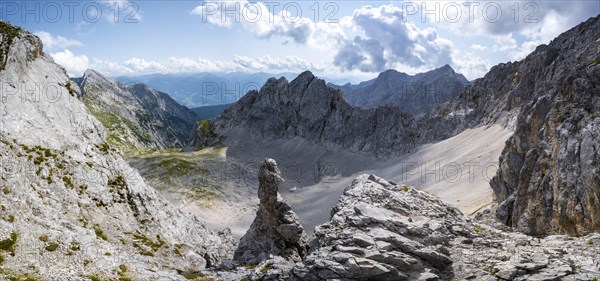 Rock outcrop on the via ferrata to Lamsenspitze