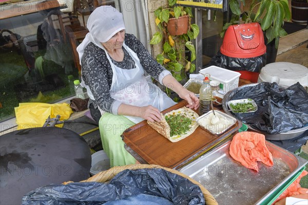 Drusin prepares a pita