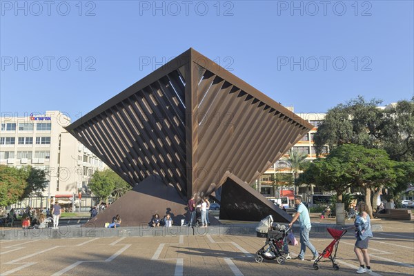 Sculpture by Yigal Tumarkin as Holocaust Memorial