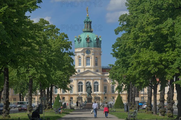 Central reservation Schlossstrasse