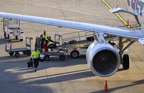 Ground staff Unloading luggage mobile conveyor belt system