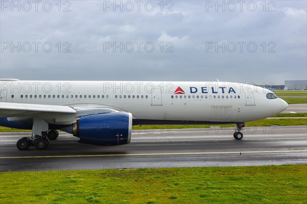 An Airbus A330-900neo aircraft of Delta Air Lines with registration N404DX at the airport in Amsterdam