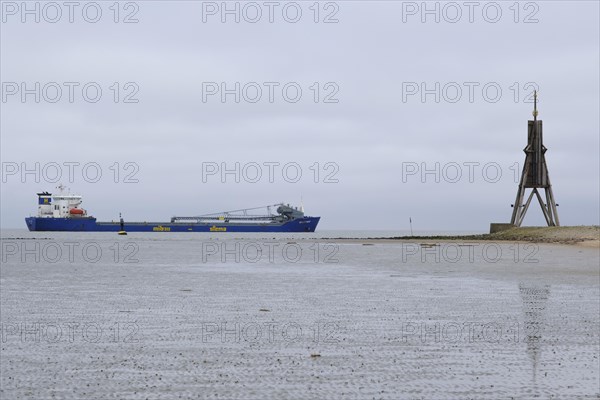 Bulk carrier on the North Sea next to the Kugelbake