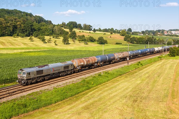 RheinCargo goods train with tank wagons on the Filstalbahn in Uhingen