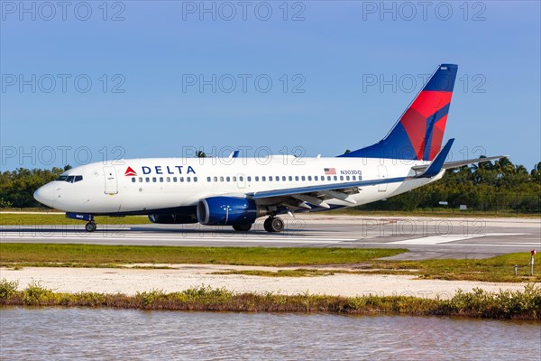 A Delta Air Lines Boeing 737-700 aircraft with registration N303DQ at the airport in Key West