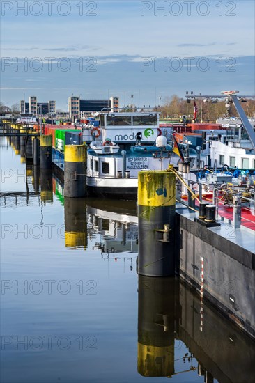 Inland vessels in front of the Geesthacht double lock