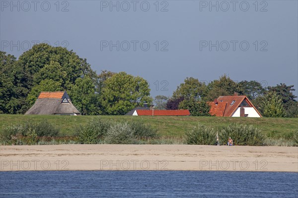 Cottages and beach on the Weser