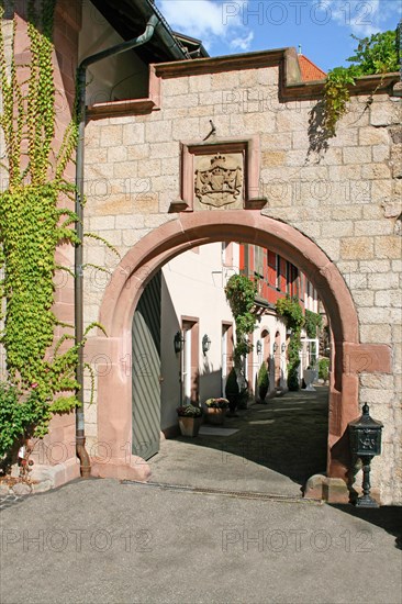 Side portal with coat of arms