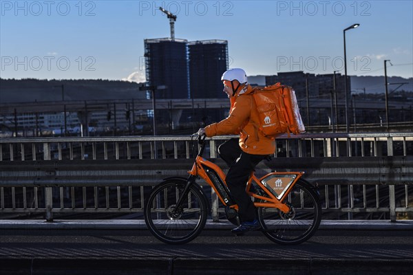 Bicycle courier just eat