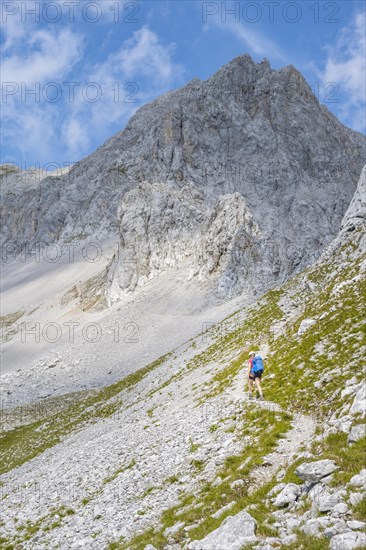 Hikers on the trail to the Lamsenspitze