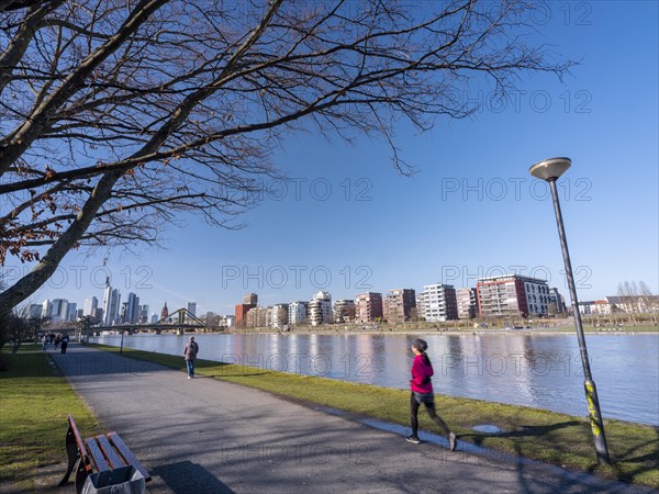 Cyclists on the banks of the Main