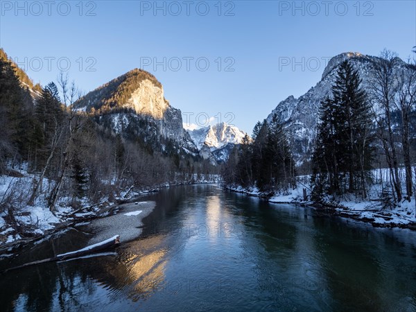 View from the Enns bridge into the winter landscape at the entrance to the Gesaeuse