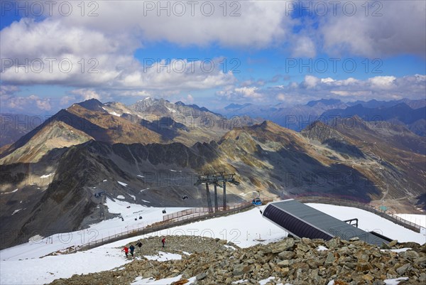 Mountain station of the Schwarze Schneidbahn at the Rettenbach glacier