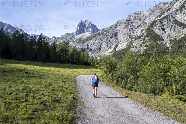 Hikers on the trail to the Lamsenspitze