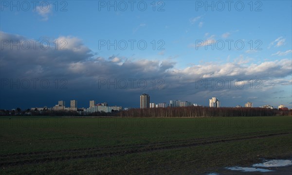 Before a thunderstorm View from a field in Grossziethen to the district of Gropiusstadt