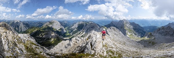 Hikers at the summit of the Lamsenspitze