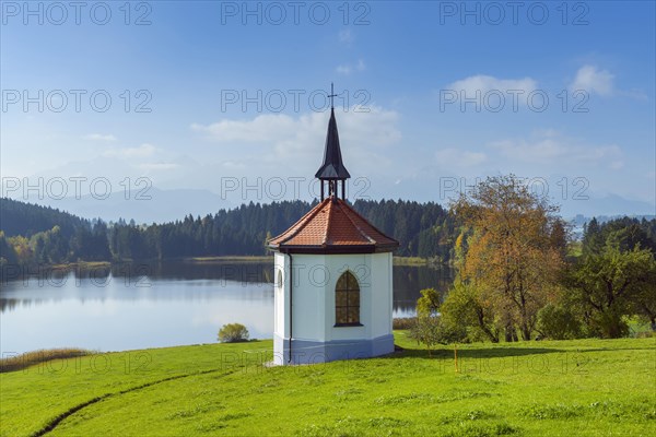 Lake Hegratsried with little Gothic chapel in autumn